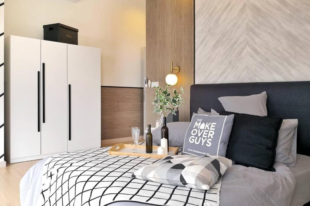 Кровать или кровати в номере Dsara Sentral New Design unit 2 bedroom