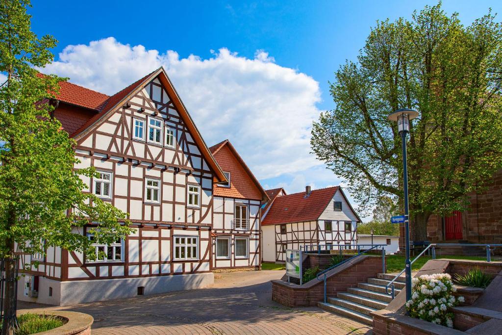 um edifício com uma escada em frente em Hotel-Pension Eschwege em Eschwege