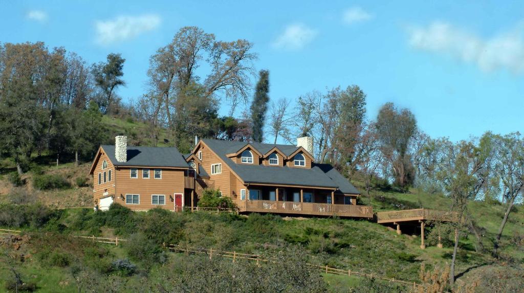 een groot huis bovenop een heuvel bij Tucker Peak Lodge in Julian