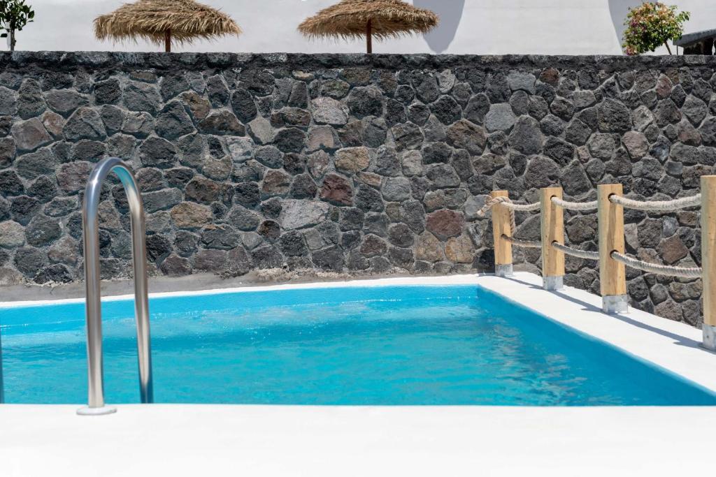 Bazén v ubytování White Dream Suites nebo v jeho okolí
