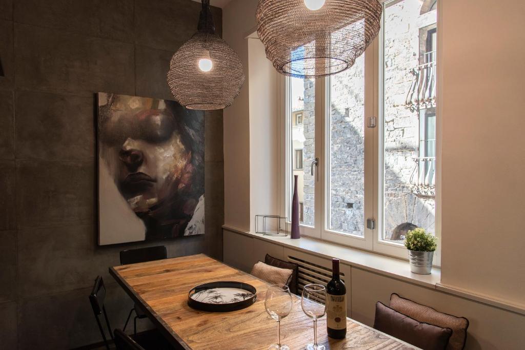 Zdjęcie z galerii obiektu PONTE VECCHIO LUXURY AND STYLISH APARTMENT we Florencji