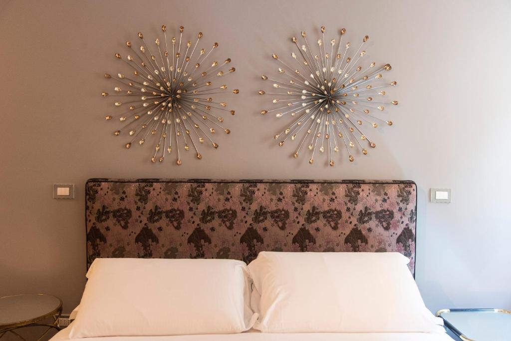 Łóżko lub łóżka w pokoju w obiekcie PONTE VECCHIO LUXURY AND STYLISH APARTMENT