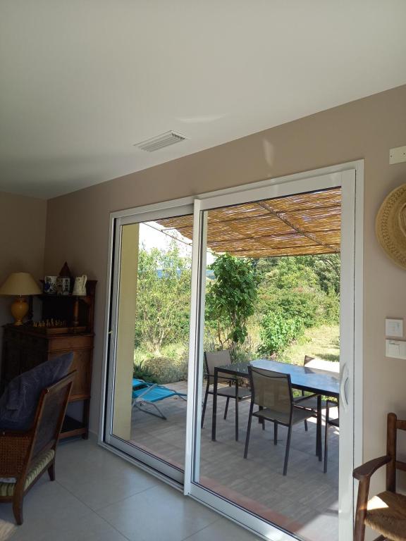 Patio nebo venkovní prostory v ubytování Gîte Vigneron du Domaine d'Alon