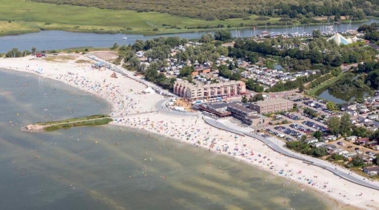 una vista aerea su una spiaggia con un resort di Appartement Makkum aan het strand a Makkum