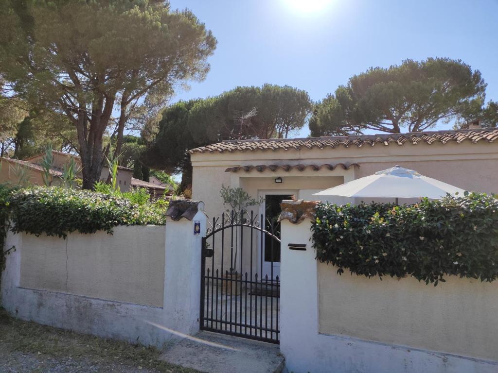Charmante petite maison a l'éntrée de Saint Tropez - Huis Met één Slaapkamer