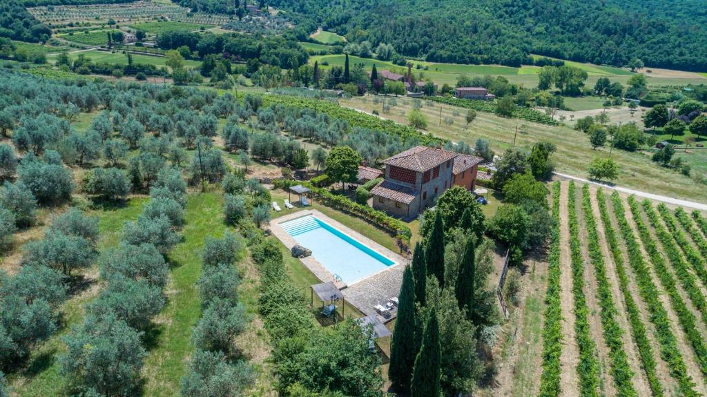 una vista aérea de una villa con piscina en Casale Presciano, en Pergine Valdarno