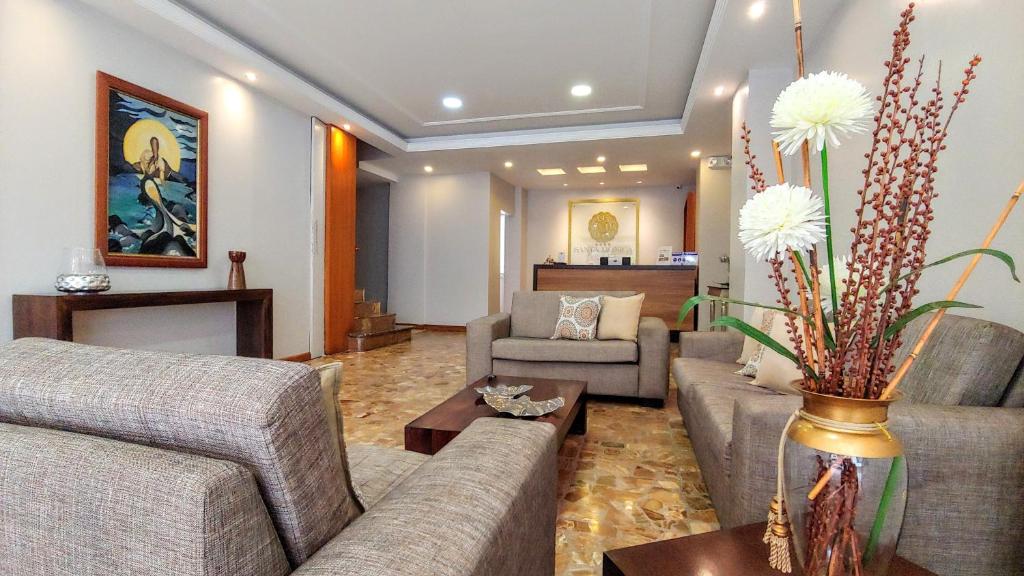 uma sala de estar com dois sofás e uma mesa em Hotel Santa Monica em Cuenca
