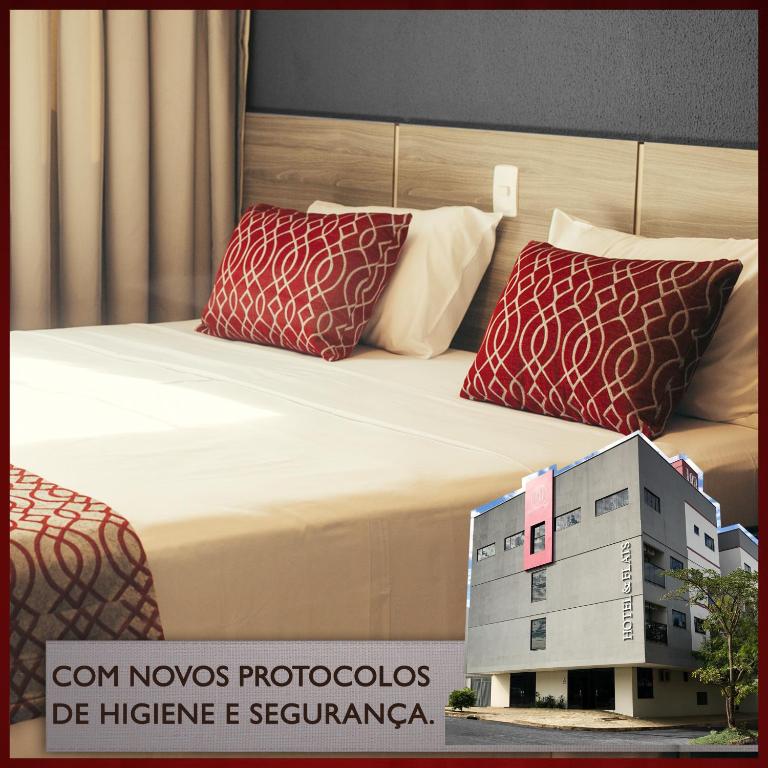 Cartel de una habitación de hotel con cama con almohadas rojas en 103 Hotel & Flats, en Palmas