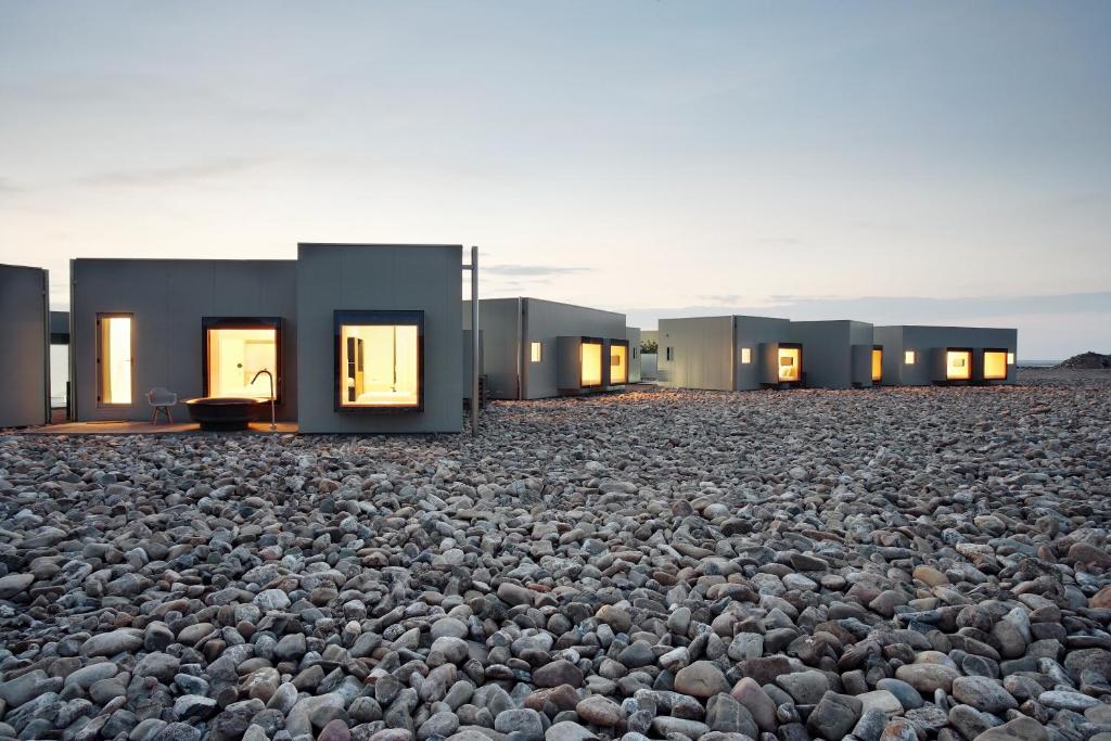 una gran pila de rocas delante de edificios modulares en Hotel Aire de Bardenas, en Tudela