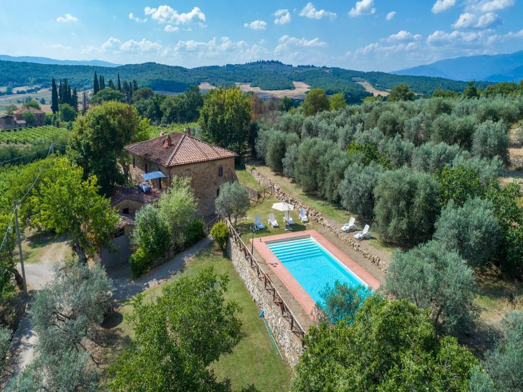 einen Luftblick auf eine Villa mit einem Pool und Bäumen in der Unterkunft Villa Loggiato in Pergine Valdarno