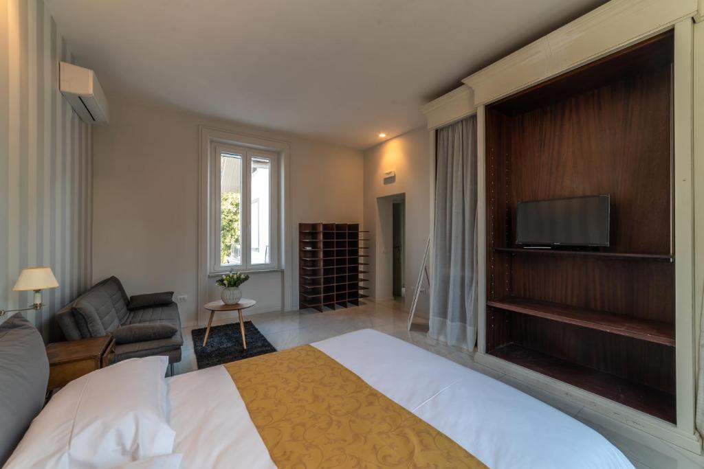 Villa Ortensia D'Avalos - Deluxe Double Room (2 Adults + 1 Child)