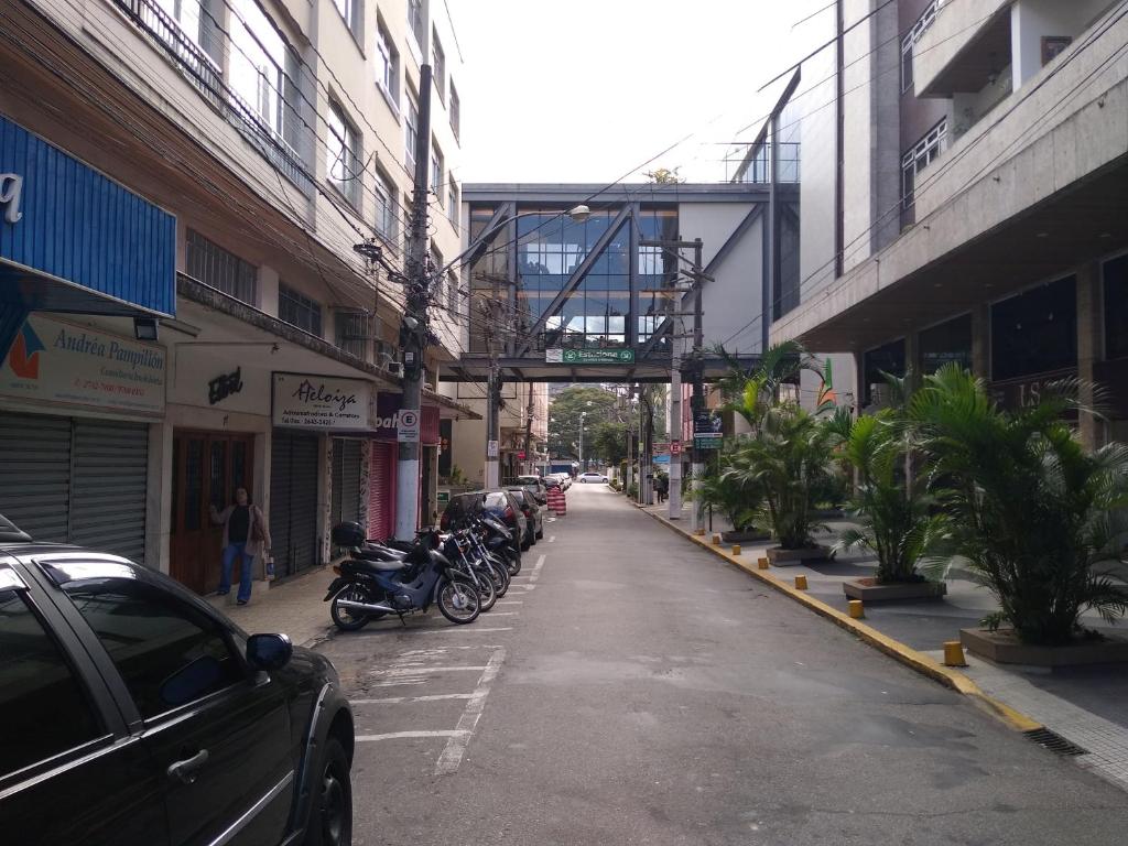  Ensolarado ao lado do shopping com garagem e Wifi