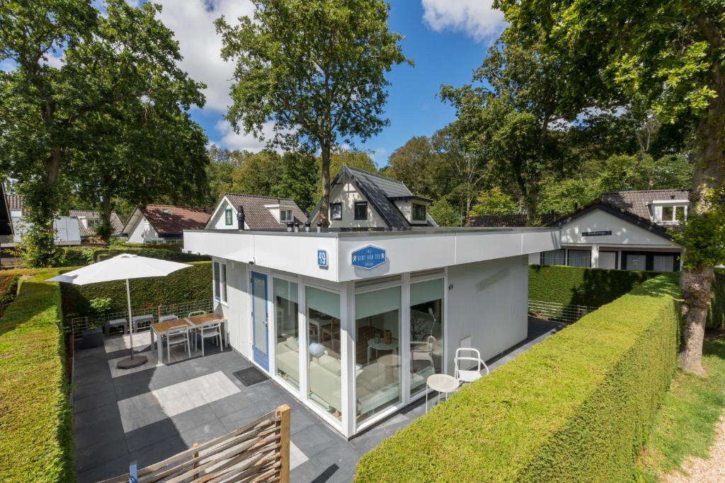 an external view of a house with a garden at Welcome in - Vakantiewoning met zonnige tuin, dichtbij zee en strand I Noordendolfer 2-49 in Zoutelande