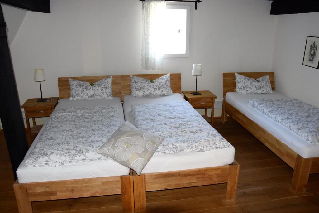 two twin beds in a room with two lamps at Haus Buuck - Herberge in Rüthen