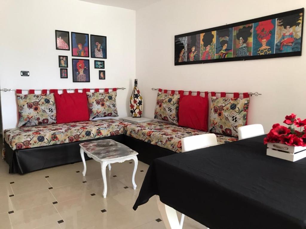 ein Wohnzimmer mit einem Sofa und einem Tisch in der Unterkunft Chez Christine 2 in Arenzano