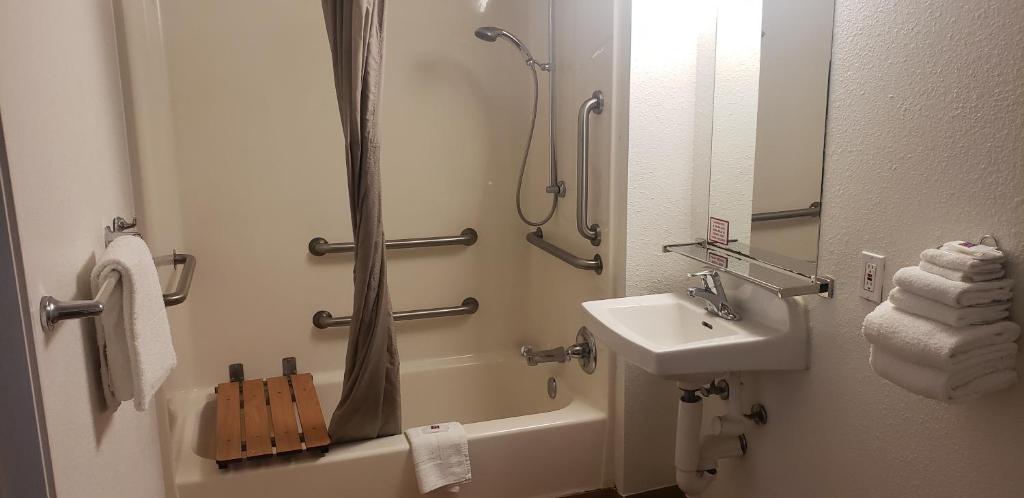 Koupelna v ubytování Motel 6-Destin, FL