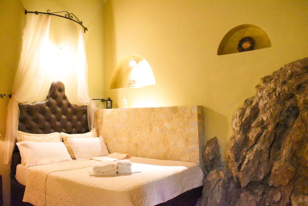 Una habitación de hotel con una cama con toallas. en Pension Anapli, en Nauplia