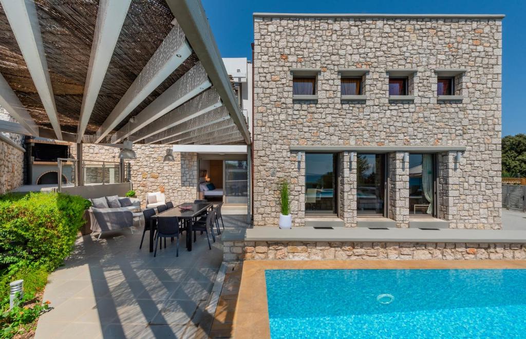 The swimming pool at or close to Villa CostaMare - enjoy lazy days on the private Pool-Jacuzzi