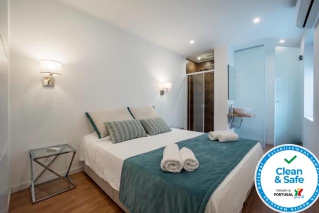 une chambre avec un lit avec des serviettes dessus dans l'établissement Beautiful Downtown Apartment, à Lisbonne