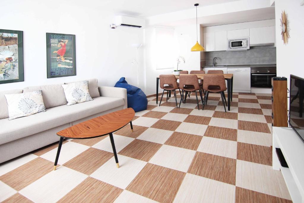 uma sala de estar com um sofá e um piso em xadrez em VILLA ALBORÁN em Carboneras