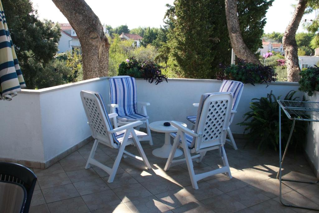 a group of chairs and a table on a patio at Apartments Brac Mirca in Mirce