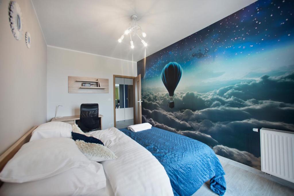 ワルシャワにあるP＆O アパートメンツ スルジャビエッツの熱気球の壁画が施されたベッドルーム