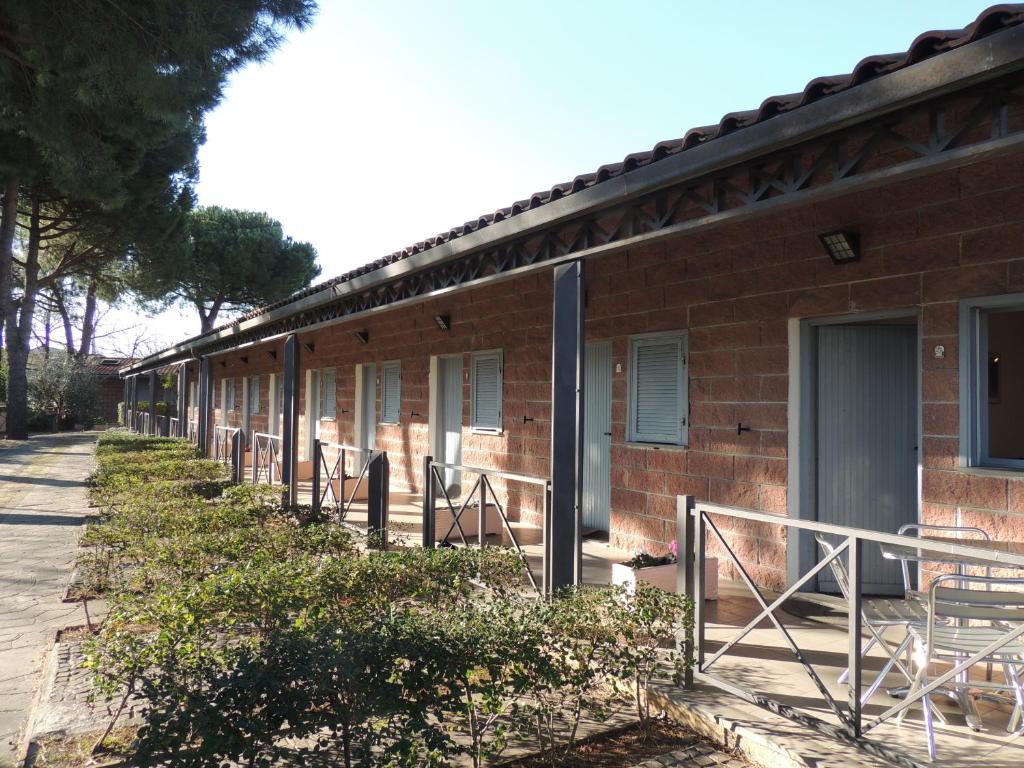 un edificio de ladrillo con una fila de puertas. en Appartamenti Villaggio Internazionale, en Albenga