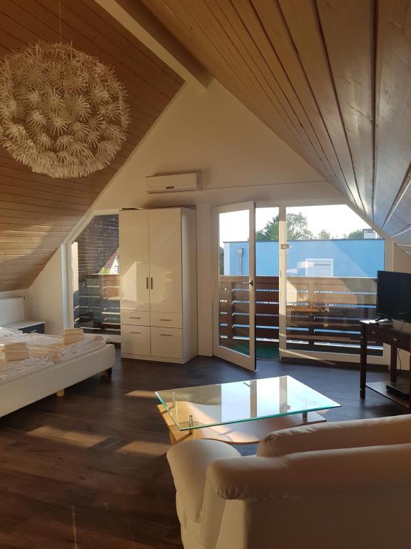 En eller flere senge i et værelse på Eisberg Gästehaus & De Luxe Appartements