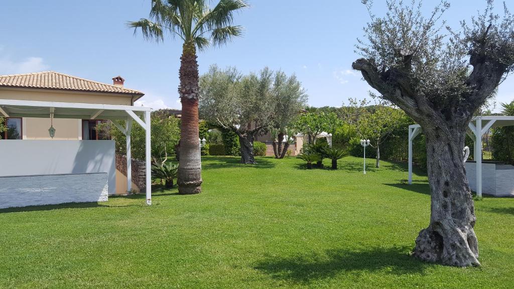 A garden outside Torre dei Mori Boutique Rooms B&B