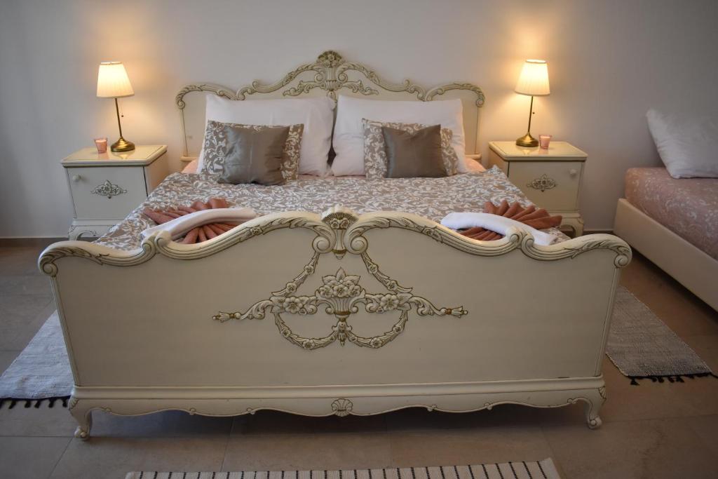 ein weißes Bett in einem Schlafzimmer mit zwei Lampen in der Unterkunft Apartmán na statku in Náměšť nad Oslavou