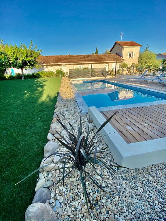 Piscine de l&#39;&eacute;tablissement Le Provence ou situ&eacute;e &agrave; proximit&eacute;