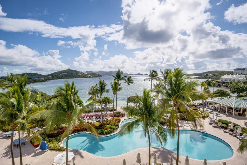 Vista sulla piscina di Great Bay Condominiums located at The Ritz-Carlton Club, St Thomas o su una piscina nei dintorni