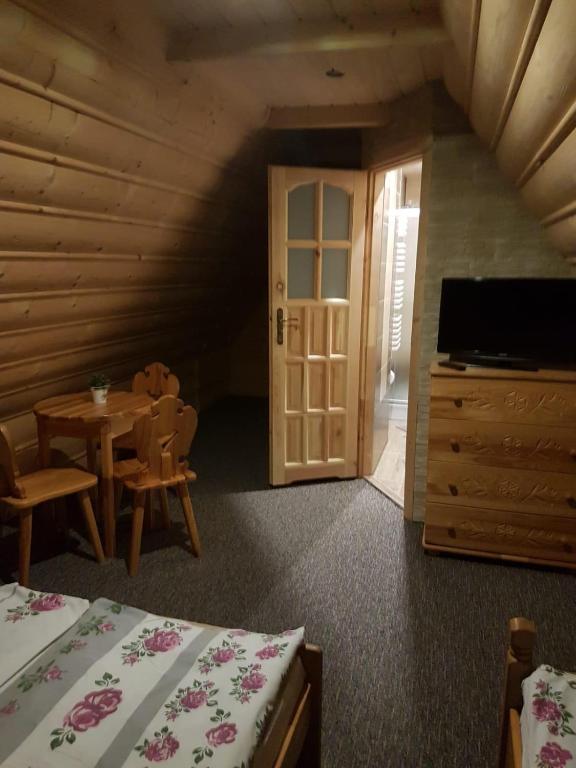 Televízia a/alebo spoločenská miestnosť v ubytovaní Dworek na Klinie