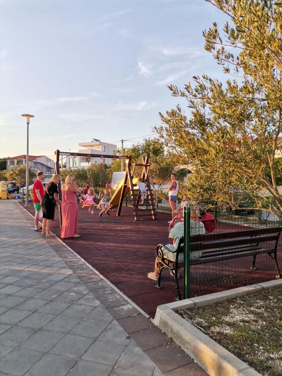 Plac zabaw dla dzieci w obiekcie Apartman Zvončica