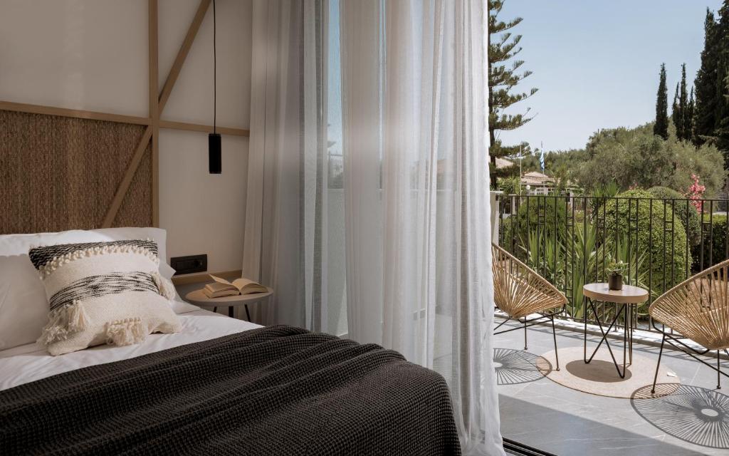 una camera con letto e balcone di Mon Repo Suites a Laganas
