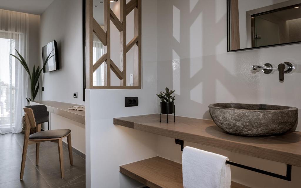 un bagno con lavandino a ciotola su un bancone di Mon Repo Suites a Laganas