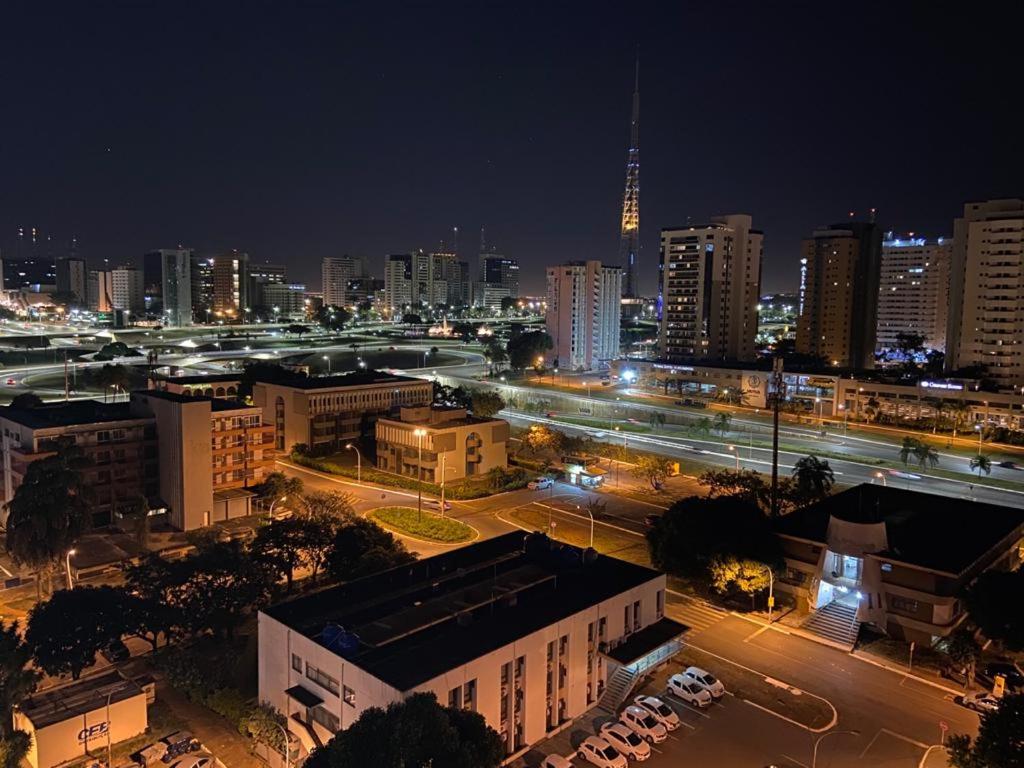 una ciudad iluminada por la noche con edificios y tráfico en Apart Hotel Garvey - Ciany en Brasilia