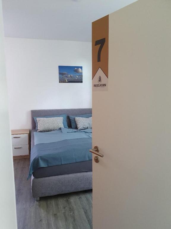 Postel nebo postele na pokoji v ubytování Inselkern Einraum-Apartments