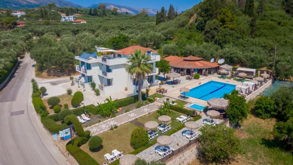 una vista aerea di una villa con piscina di Mon Repo Suites a Laganas