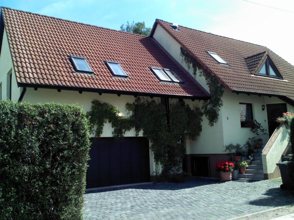 una casa con techo rojo y garaje en Logis Am Park, en Dessau