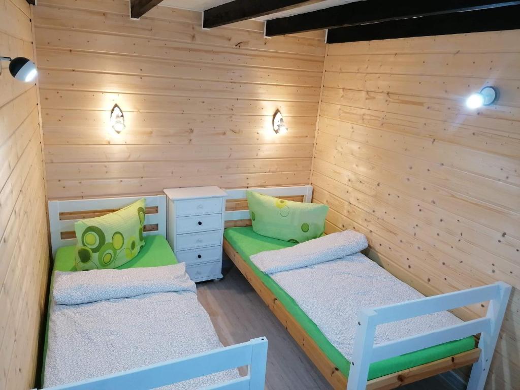 Postel nebo postele na pokoji v ubytování Domek u Beaty