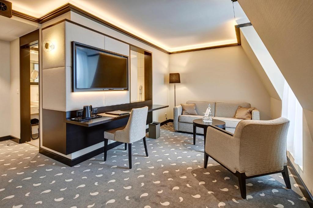Uma área de estar em Hotel Monopol Luzern