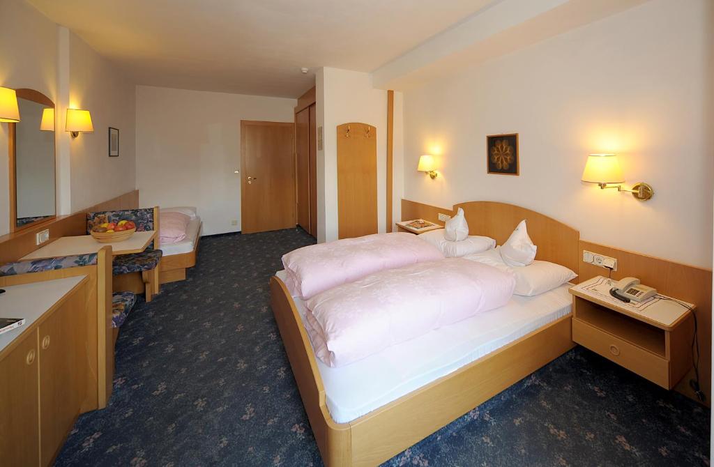 Postel nebo postele na pokoji v ubytování Hotel Waldheim