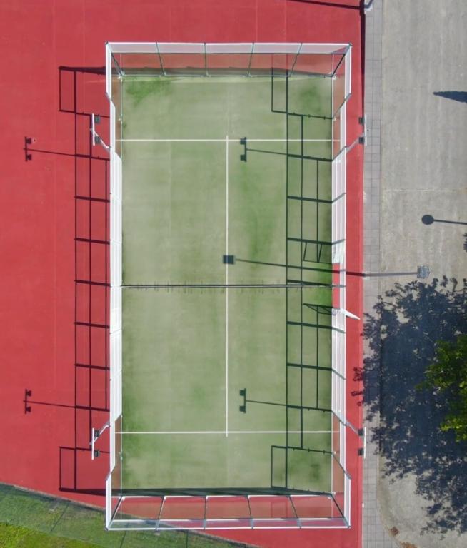 Tenis a/nebo squash v ubytování Apartamentos Dena nebo okolí