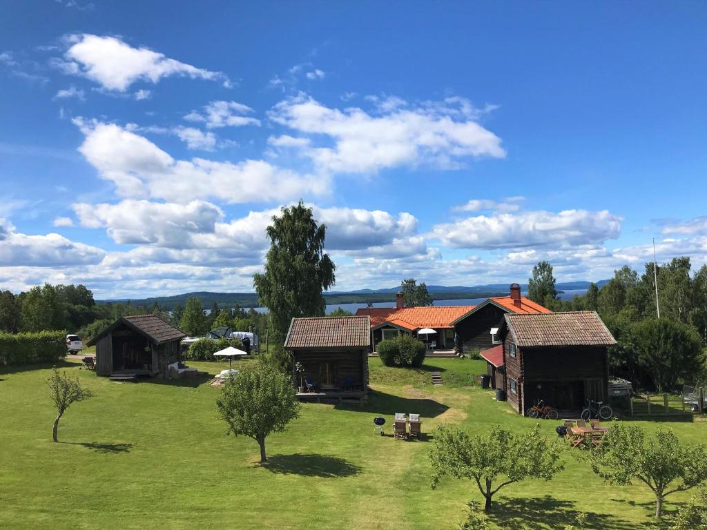 z góry widok na farmę z domami i drzewami w obiekcie Villa Klockarbo - Stugor - Cabins w mieście Tällberg