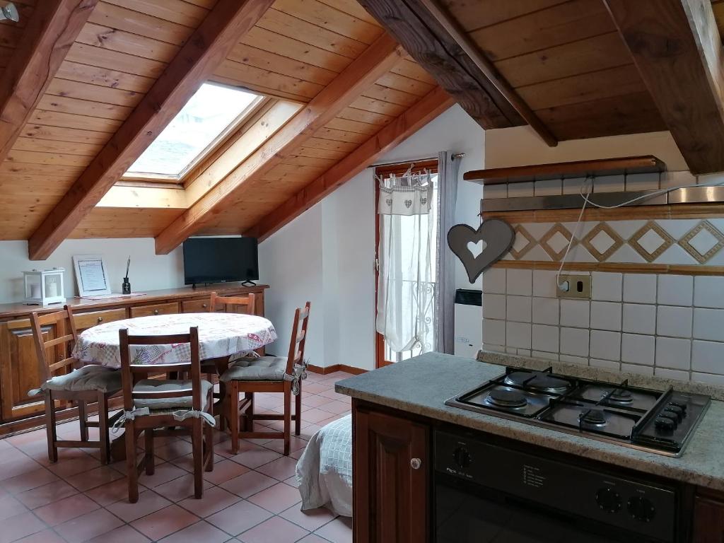 een keuken met een tafel en een fornuis top oven bij Theatrum in Aosta