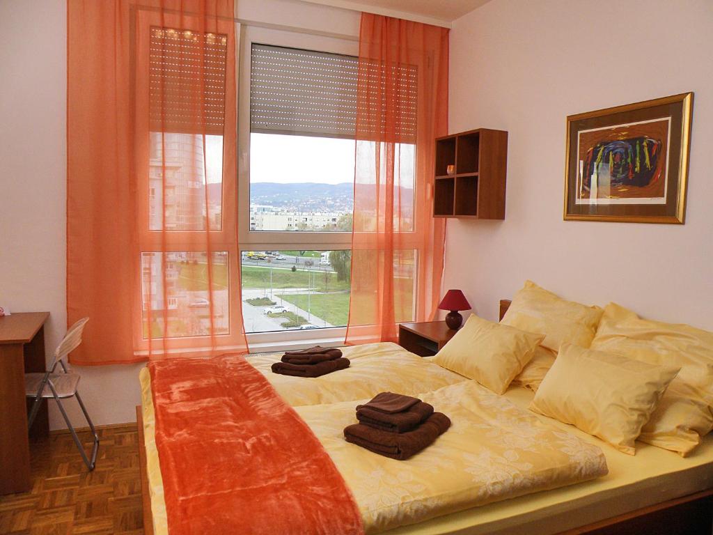 sypialnia z dużym łóżkiem i dużym oknem w obiekcie Prestige Apartman Zagreb w Zagrzebiu