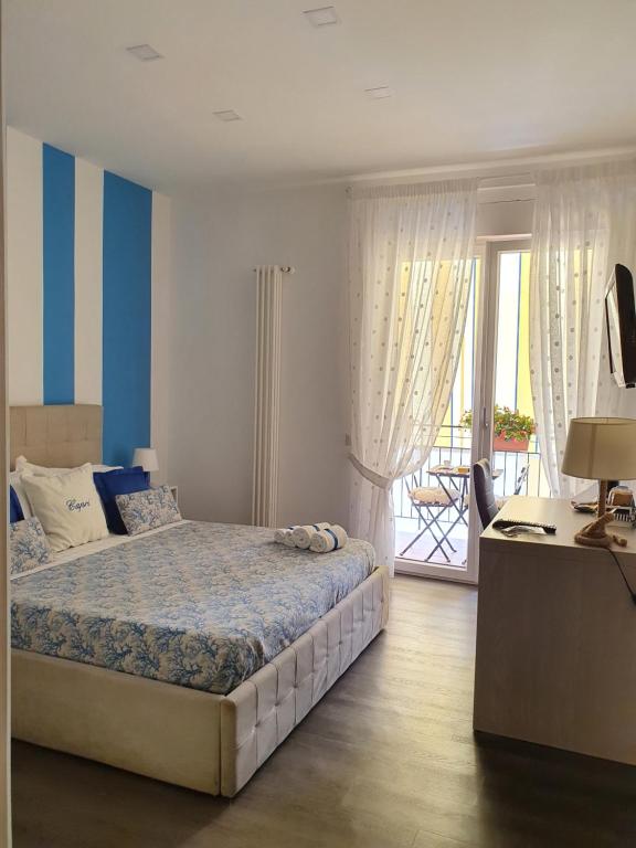 1 dormitorio con cama, escritorio y ventana en B&B Il Saraceno, en Sorrento