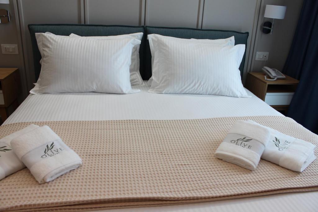 Postel nebo postele na pokoji v ubytování Hotel Olive Ksamil
