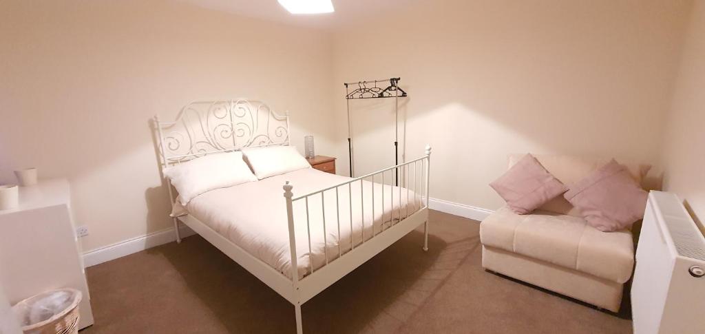 En eller flere senge i et værelse på Grace Apartments - Living Waters 2